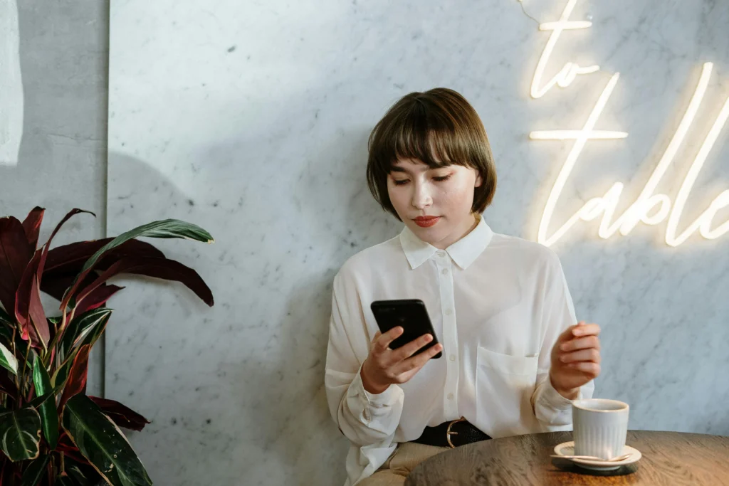 Como Responder Comentários e Directs do Instagram de Forma Automática Usando o Divulga Links mulher usando o celular